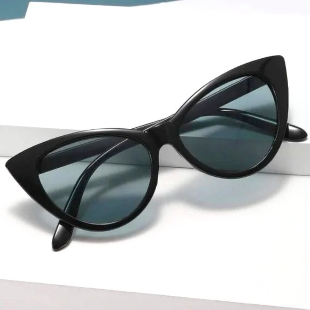 Black Retro Cat Eye Sunglasses